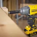 Llave de impacto Stanley SFMCF940M1-QW V20 de 4 Ah y 1/2